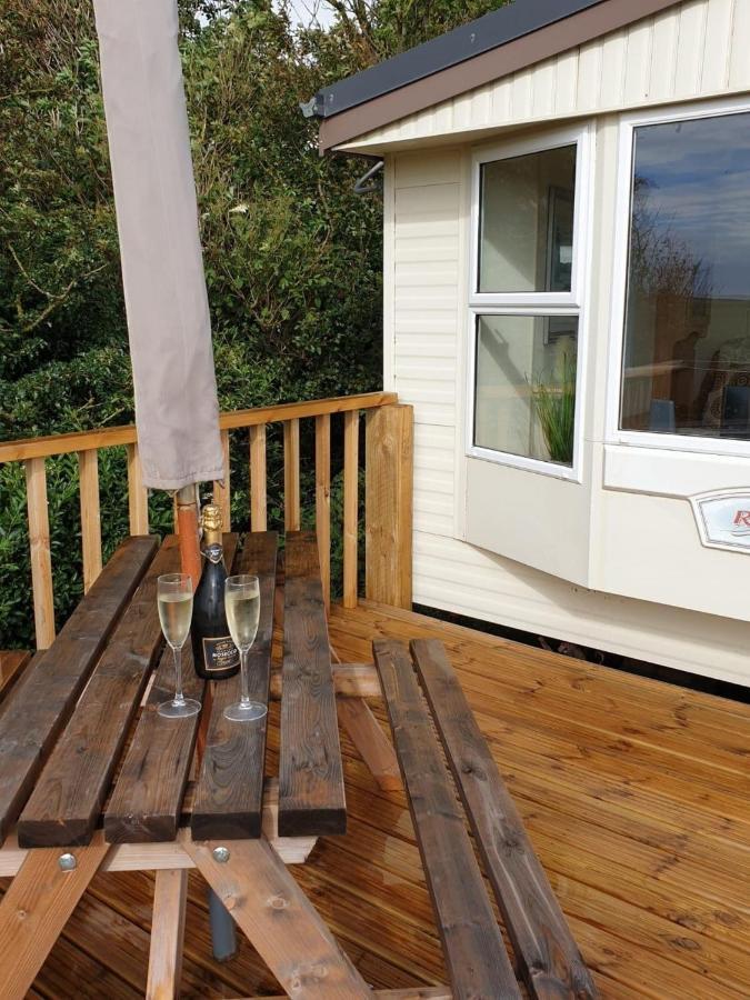 Captivating 2-Bed Static Caravan In Holyhead Llanfachraeth Exteriör bild