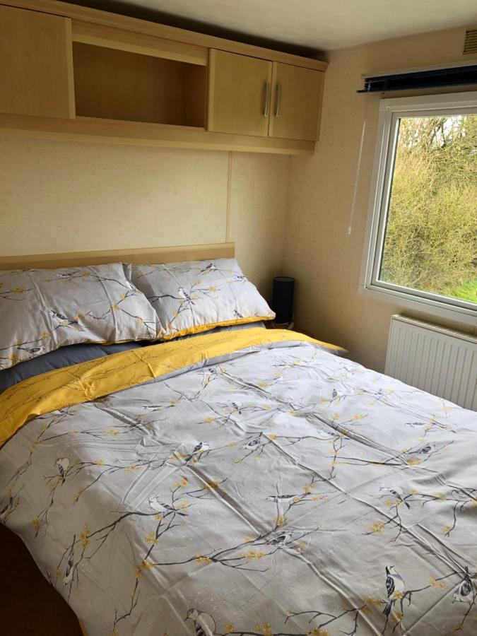 Captivating 2-Bed Static Caravan In Holyhead Llanfachraeth Exteriör bild
