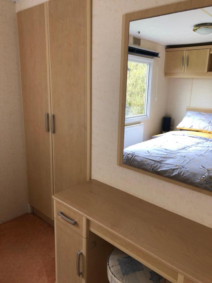 Captivating 2-Bed Static Caravan In Holyhead Llanfachraeth Exteriör bild
