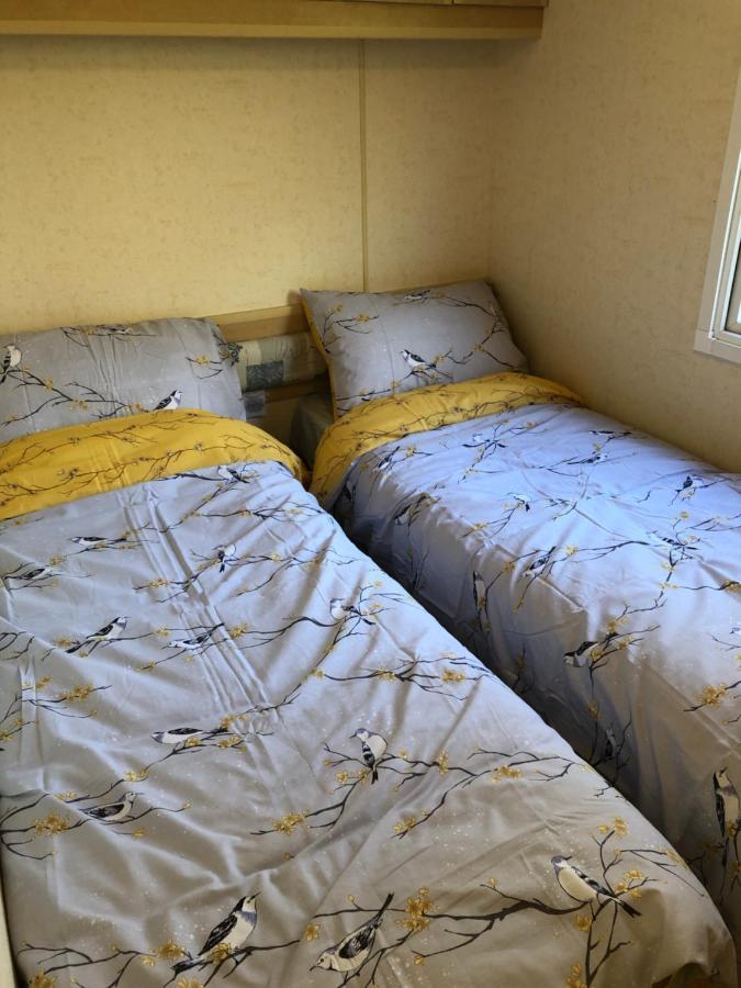 Captivating 2-Bed Static Caravan In Holyhead Llanfachraeth Exteriör bild