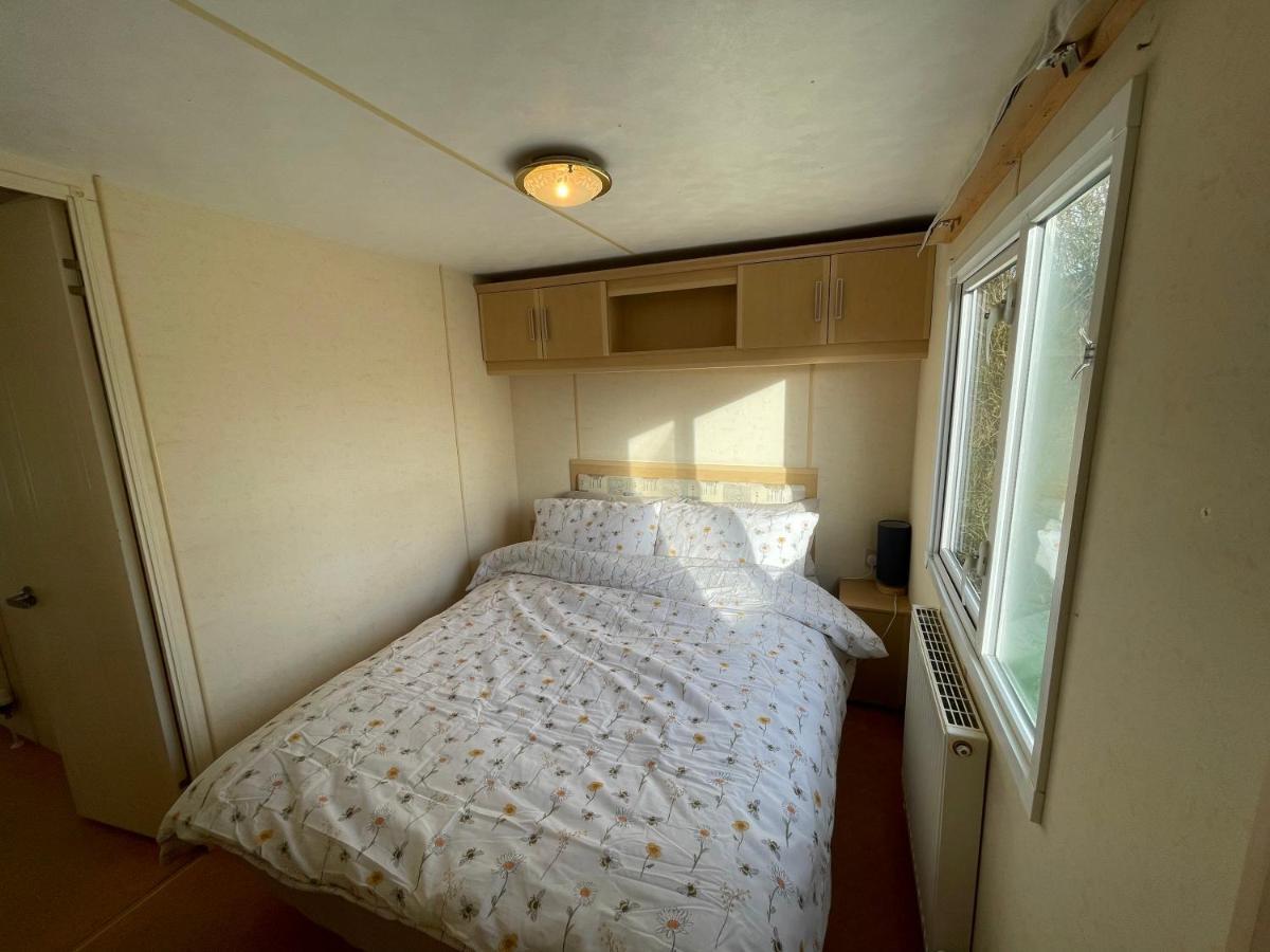Captivating 2-Bed Static Caravan In Holyhead Llanfachraeth Exteriör bild
