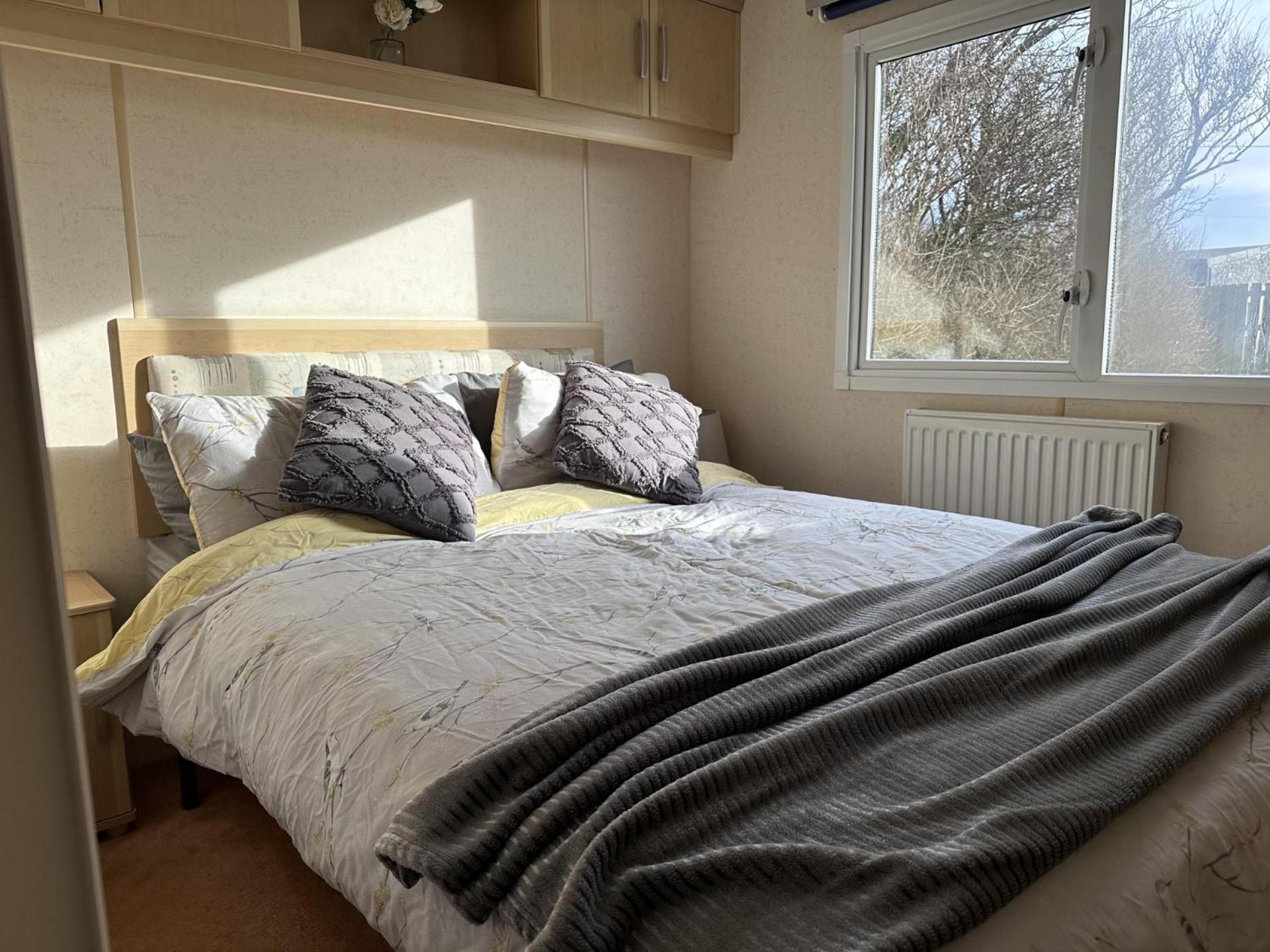 Captivating 2-Bed Static Caravan In Holyhead Llanfachraeth Exteriör bild