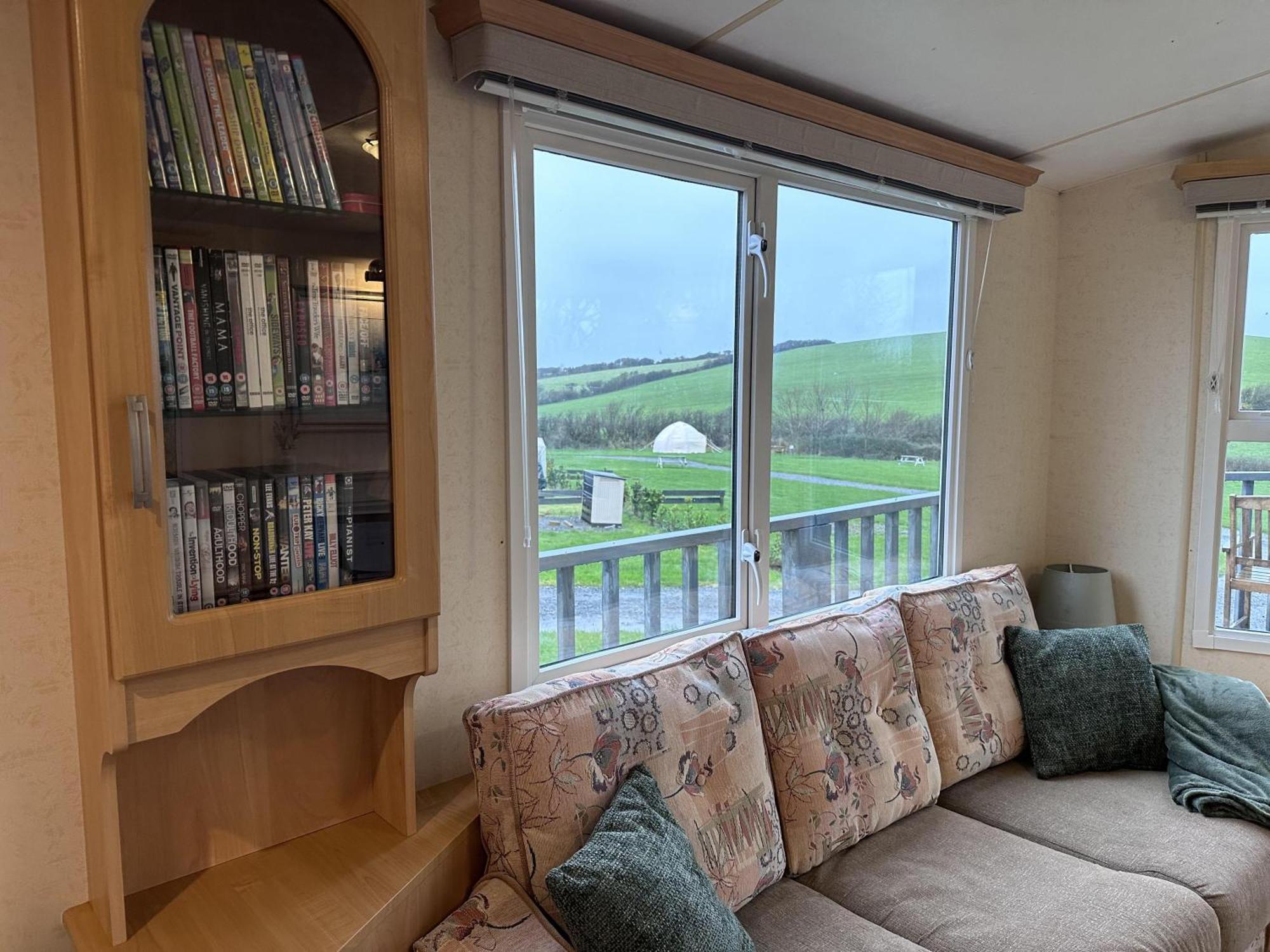 Captivating 2-Bed Static Caravan In Holyhead Llanfachraeth Exteriör bild
